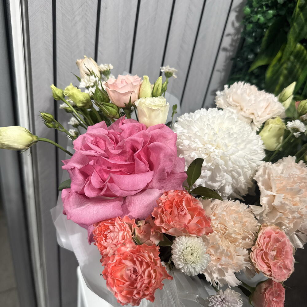 Композиция с розами, эустомой и диантусами 68005