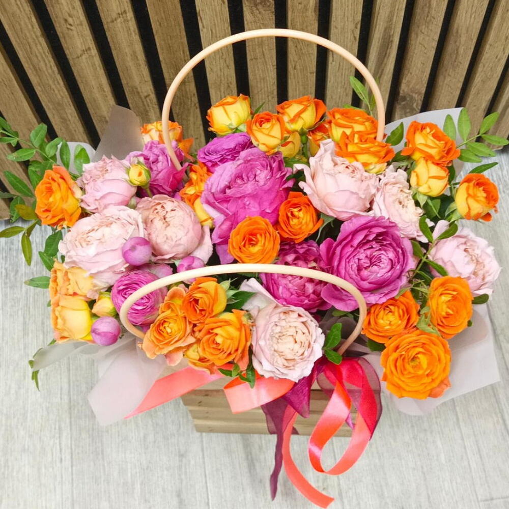 Яркая композиция из пиновидных кустовых роз в сумочке 💐