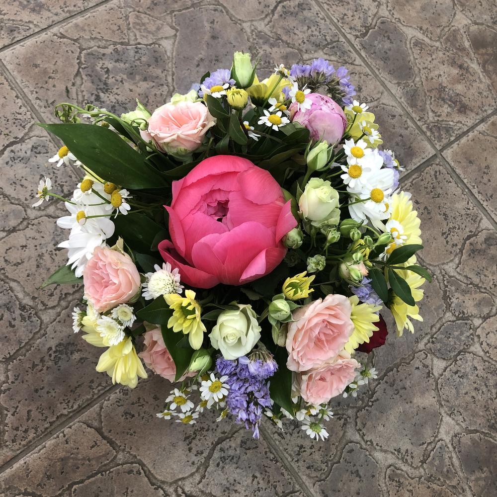 Яркая композиция с пионами 🌸