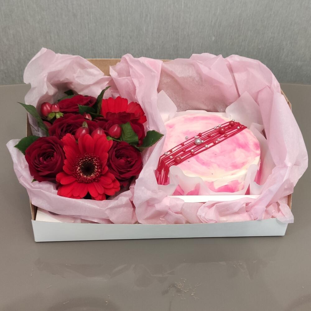 Бенто торт и живые цветы подарок, Цветы и подарки Москва, Московская ...