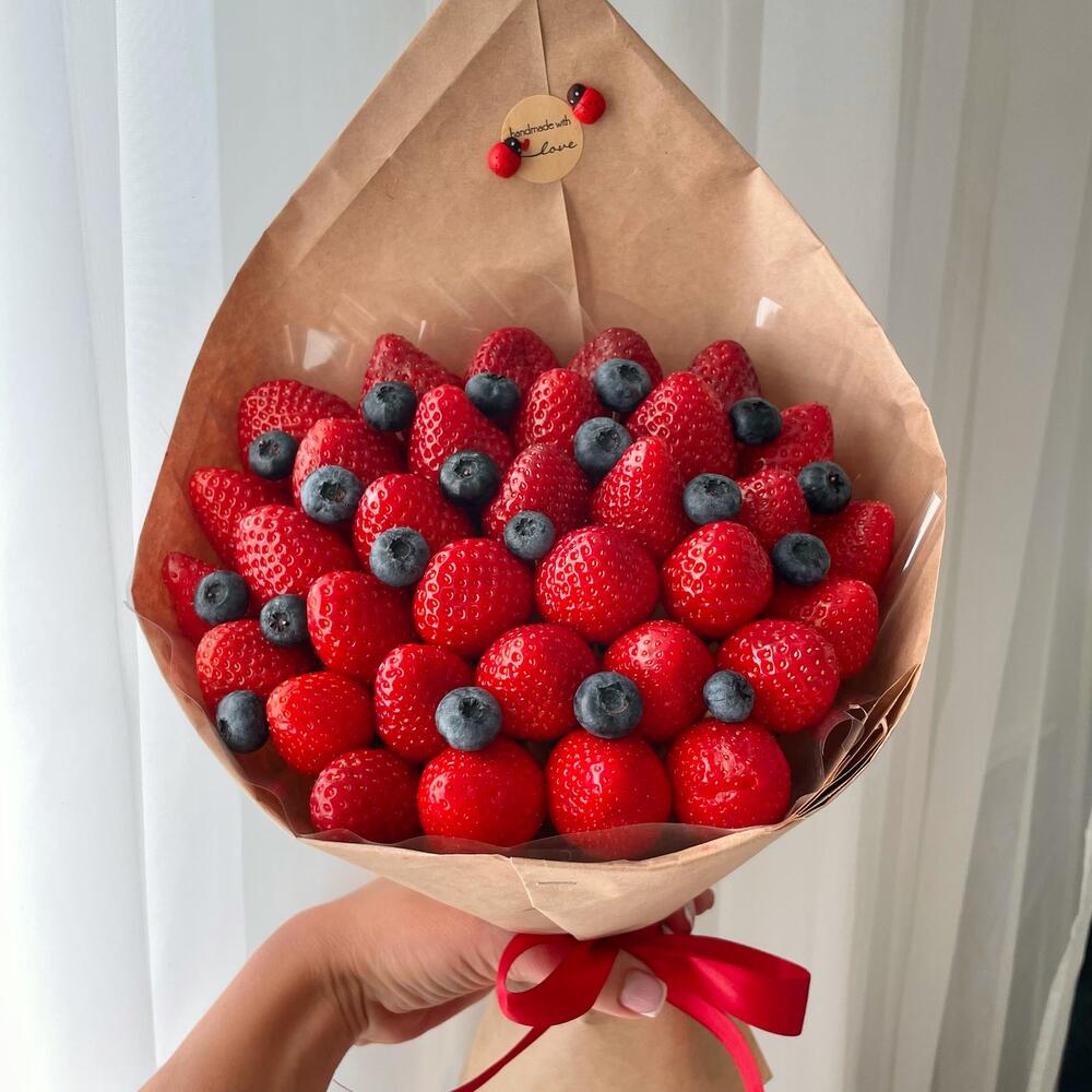 Букет из клубники и голубики