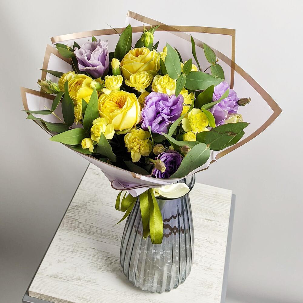 Mix with yellow roses