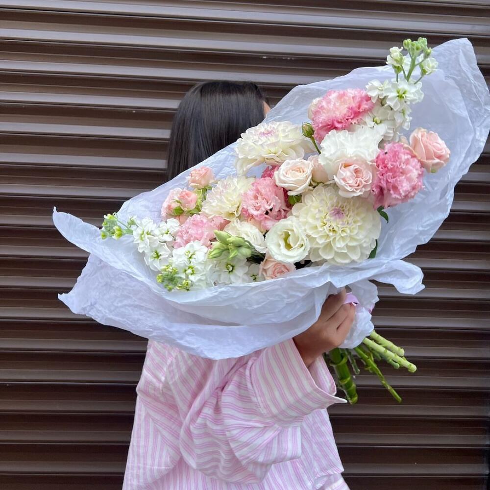 Букет весенних цветов с маттиолой, лизиантусом и георгинами