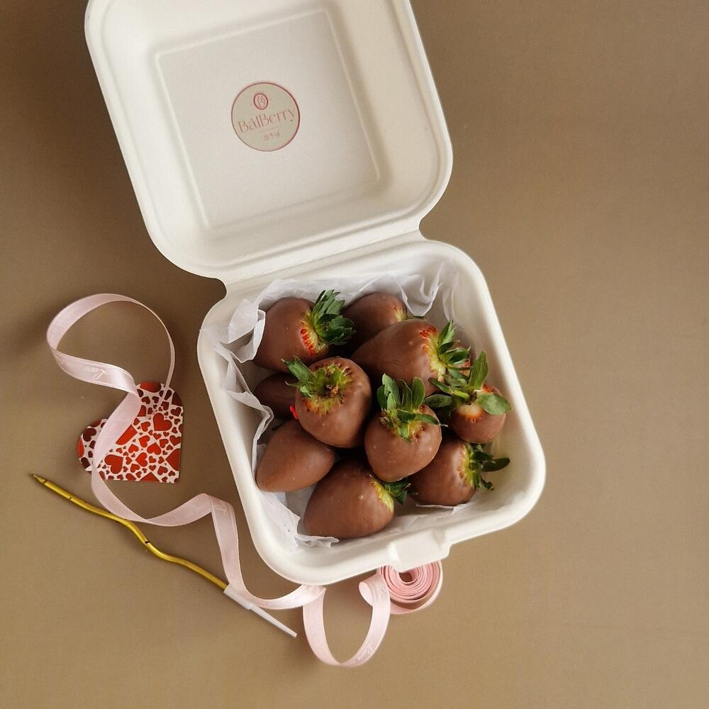 Chocolate-covered strawberries bento