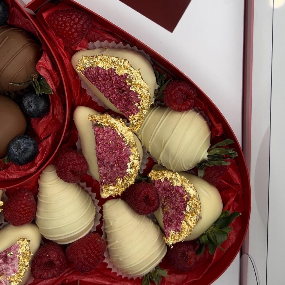 Подарочный набор (сердце) XXL, Клубника в молочном и белом шоколаде с голубикой и малиной | Десерт