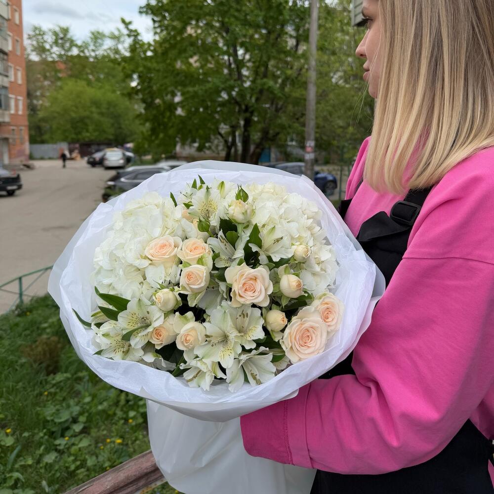 Букет из кремовых кустовых роз , гортензии и альстромерии