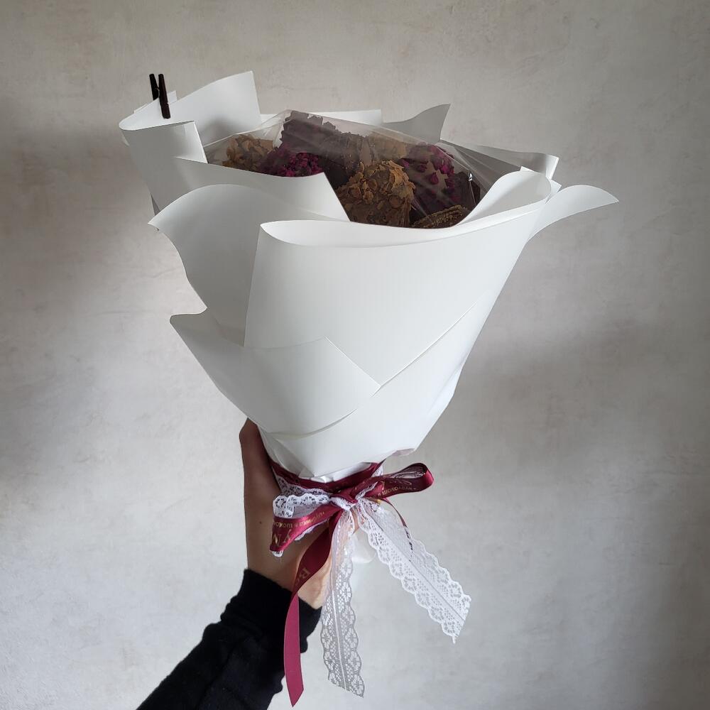 An exquisite bouquet of chocolate-covered strawberries