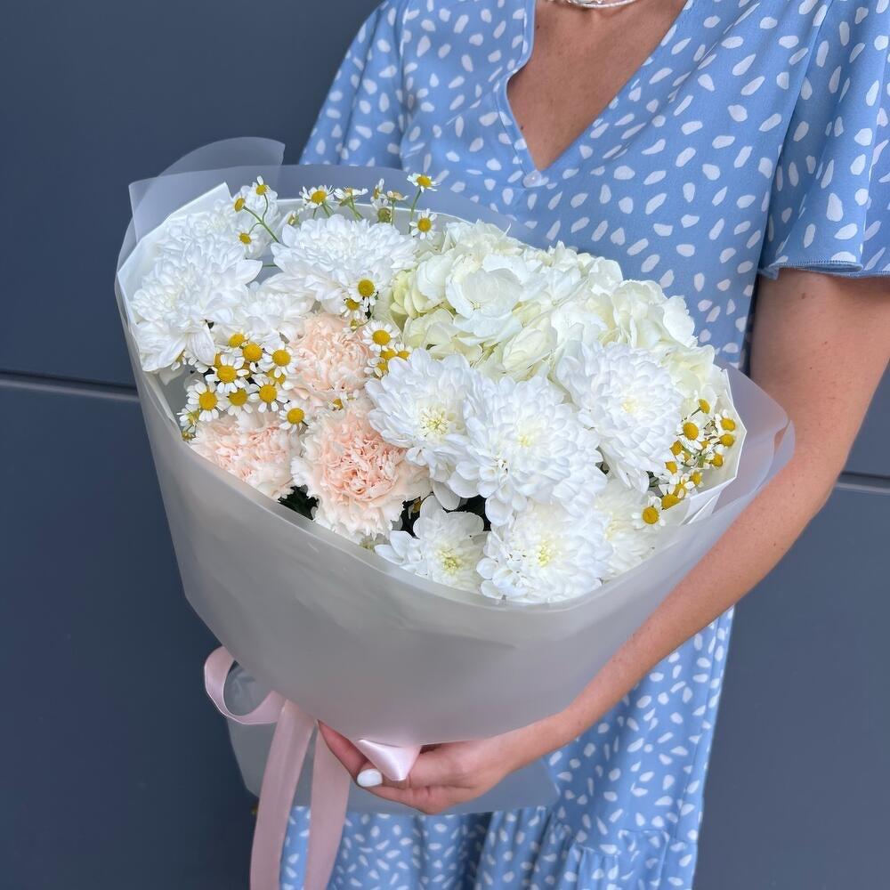 Гортензия с диантусами и ромашкой