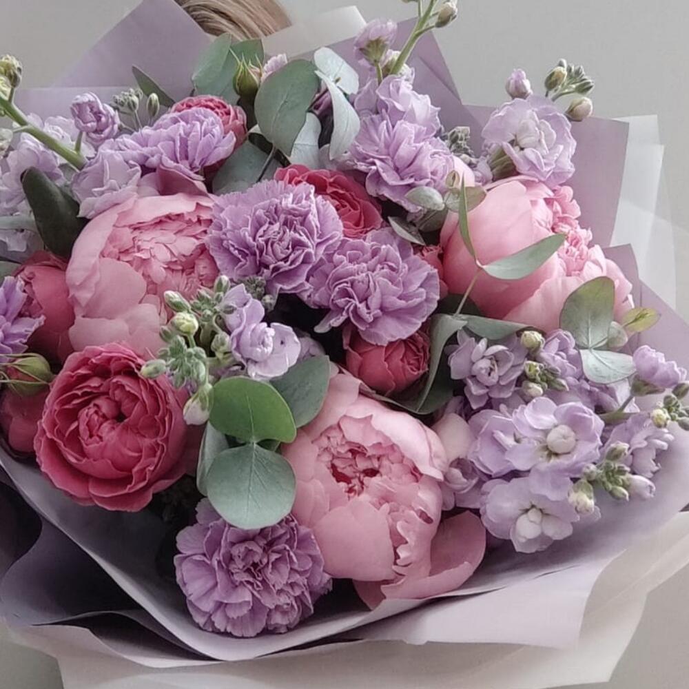 Букет из пионов, маттиолы, диантуса, кустовой пионовидной розы