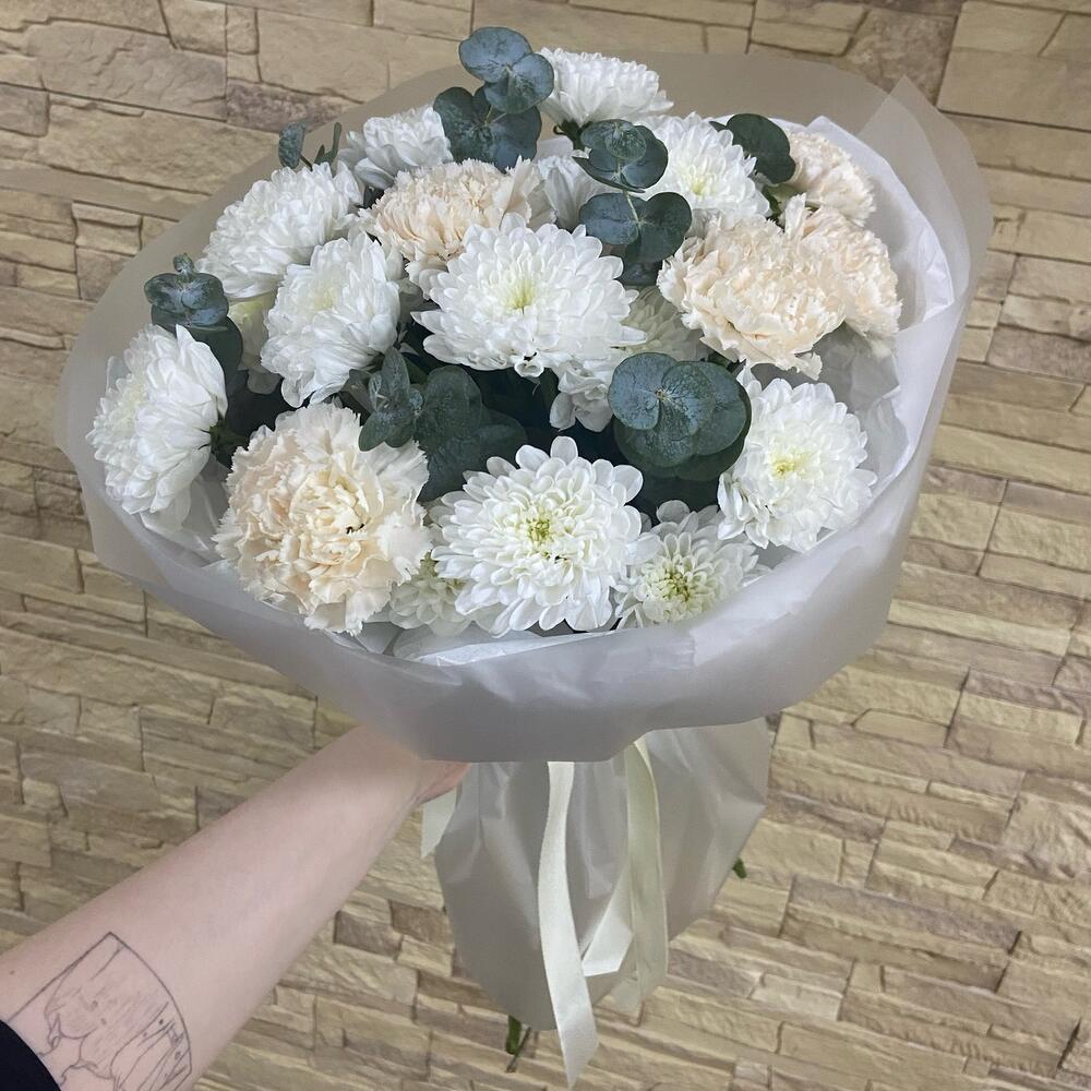 Букет из хризантем, диантусов и эвкалипта