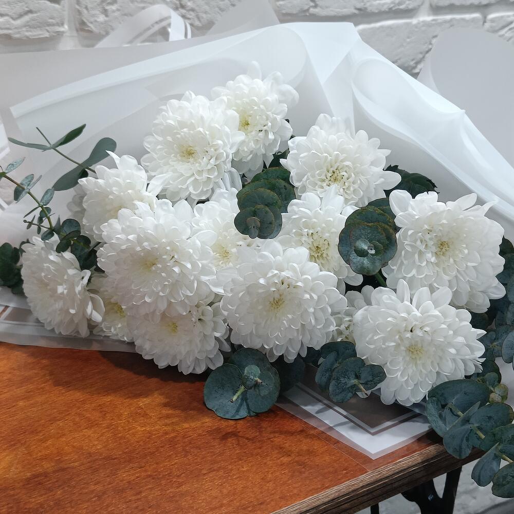 Букет махровых хризантем с эвкалиптом