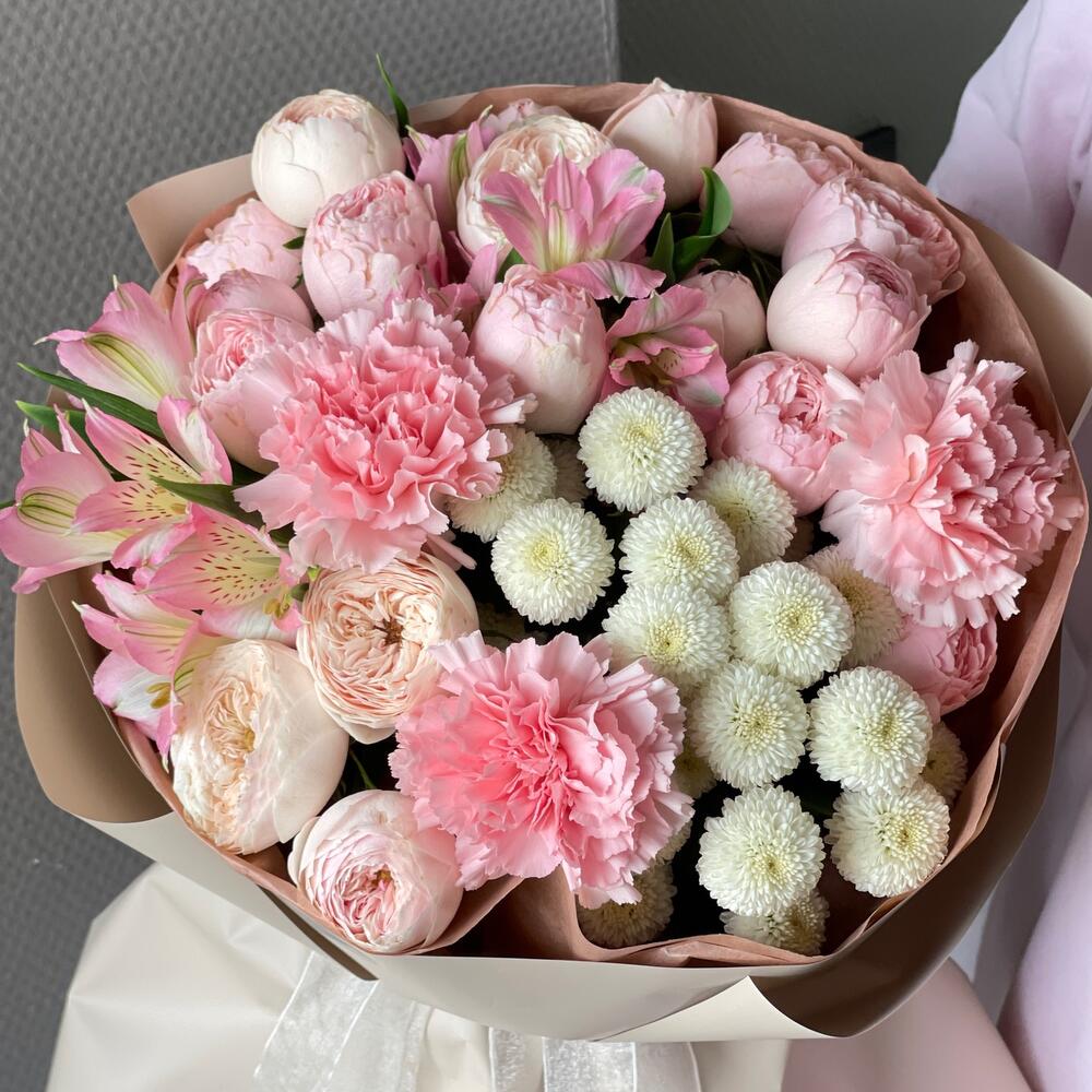 Bouquet with eustoma and bush roses