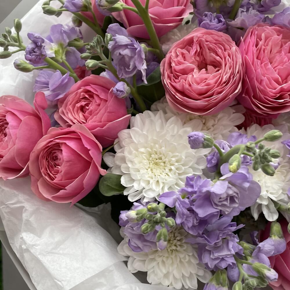 «Мелодия нежности» 💕 авторский букет из пионовидной розы, кустовой хризантемы и ароматной маттиолы