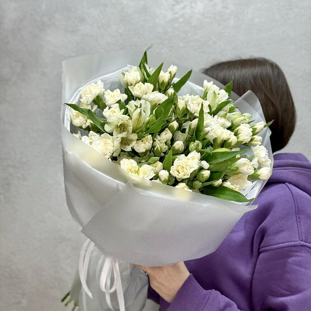 Букет из белых кустовых гвоздик и альстромерий (429)