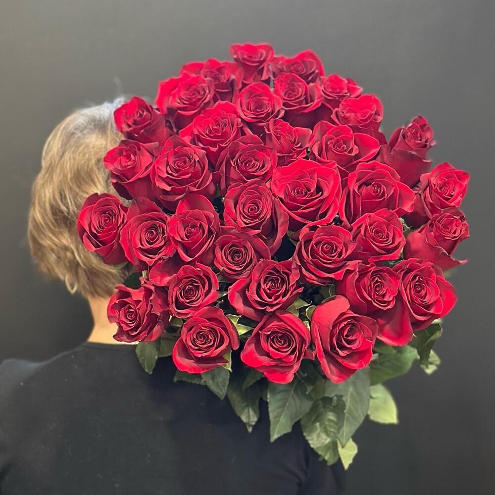 35 красных роз 🌹