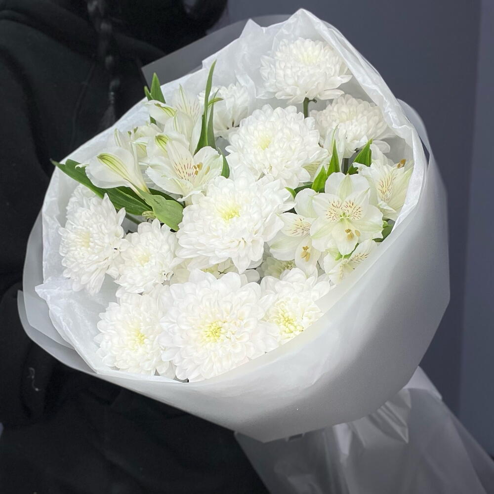 Стойкий белоснежный букет из ажурных хризантем с альстромерией
