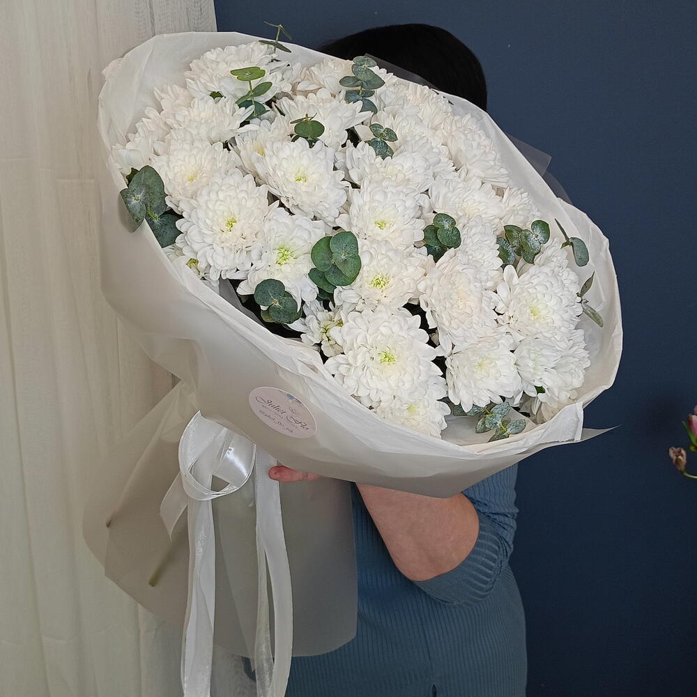 Пышный букет из кустовых хризантем с зеленью