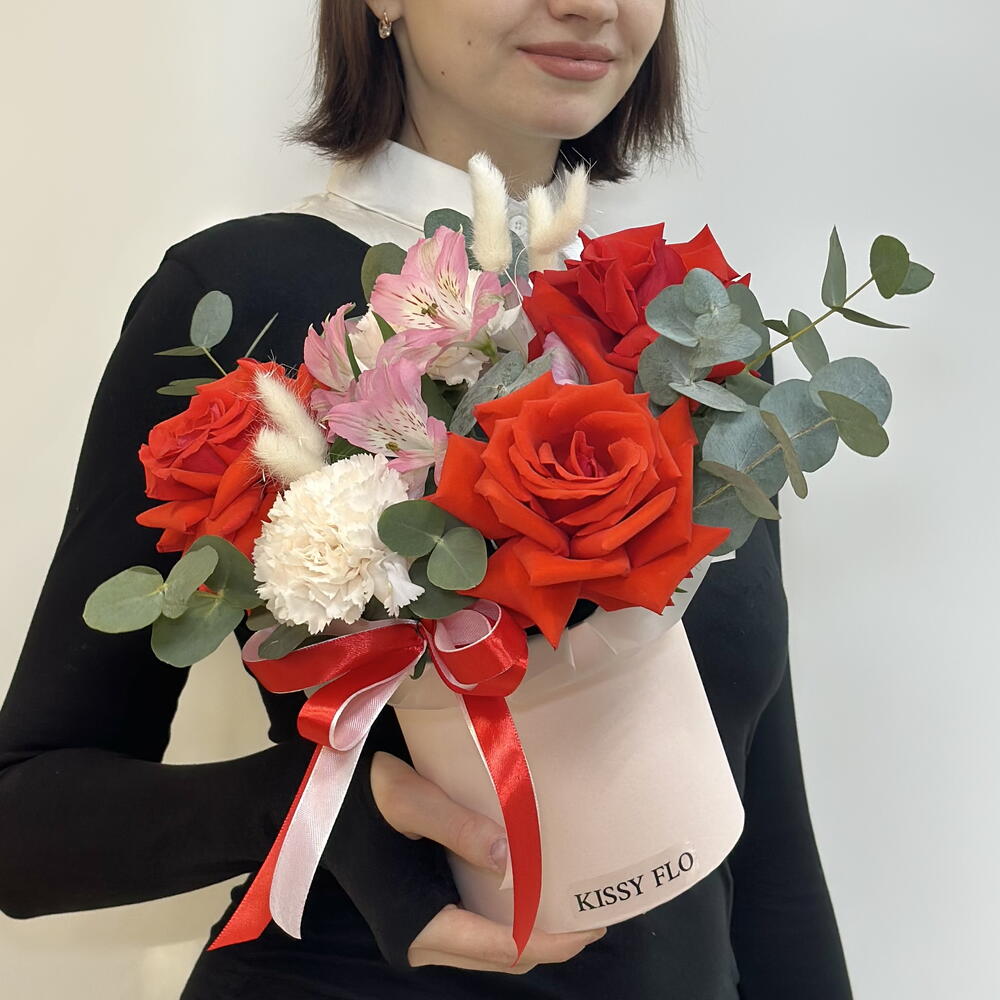 Композиция из французских роз, альстромерии, гвоздик и эвкалипта