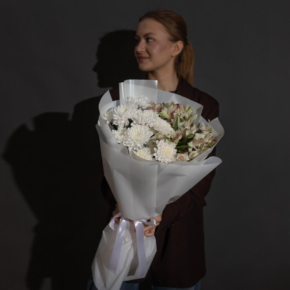 Букет с белой хризантемой и альстромерией