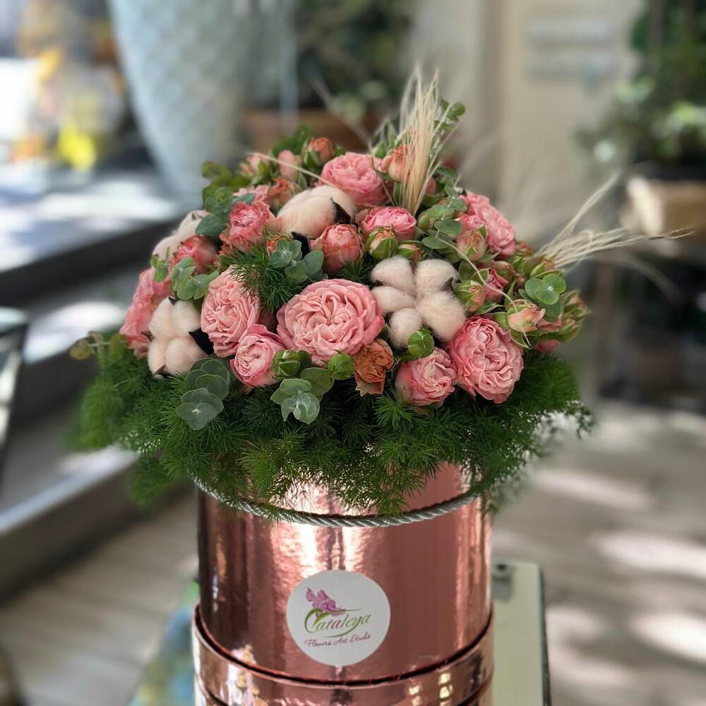 Композиция из роз и натурального хлопка