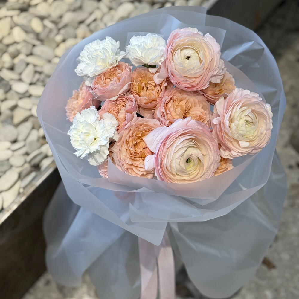 Букет с ранункулюсами