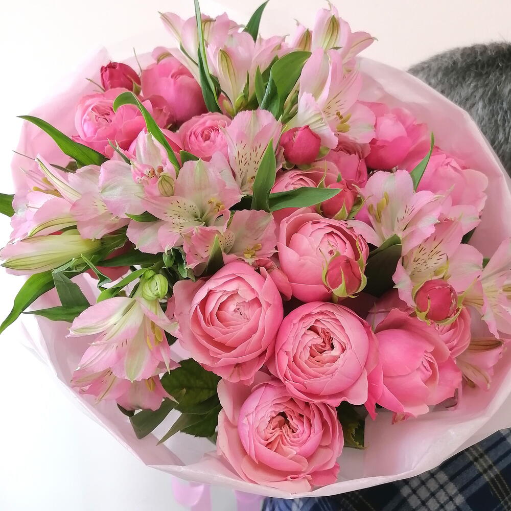 Элегантный букет из пионовидных кустовых роз Silva Pink и альстромерий