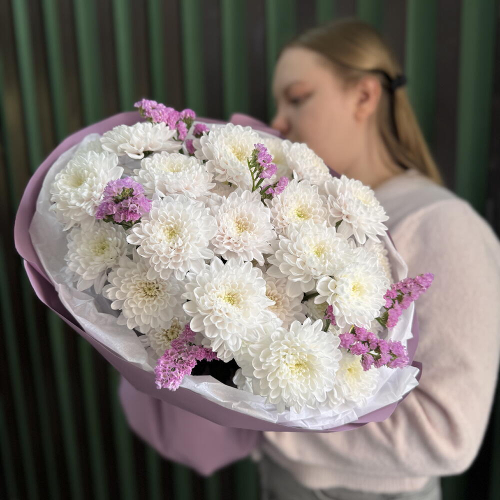 Букет из белых кустовых хризантем и розовой статицы