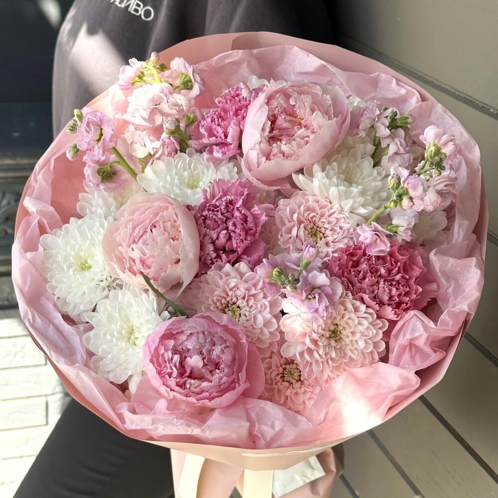 Нежно-розовый летний букет с пионами