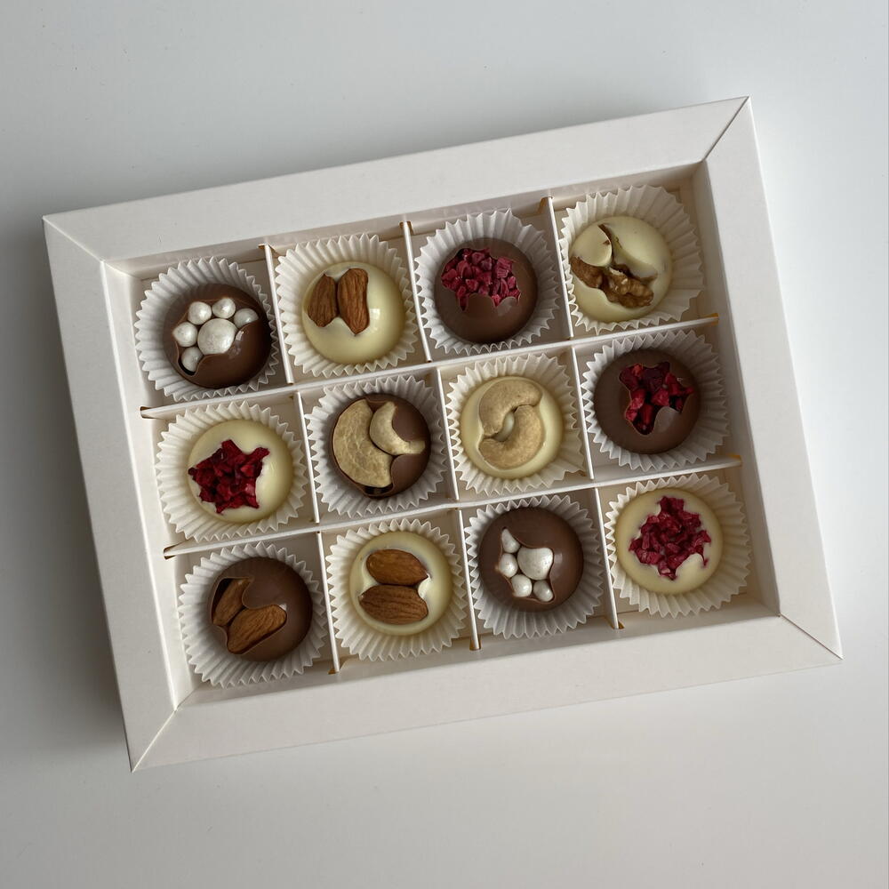 Конфеты из белого и молочного шоколада с орехами и сублимированными ягодами