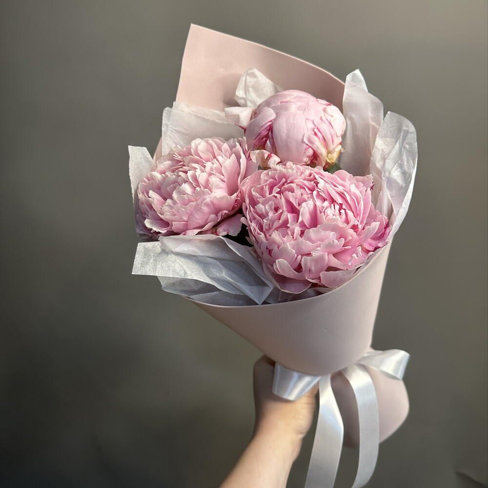 «Хорошие новости» 💌 букет «конвертик» с пионами