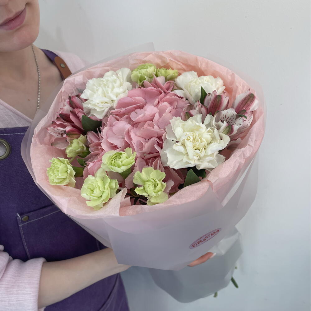 Букет с розовой гортензией