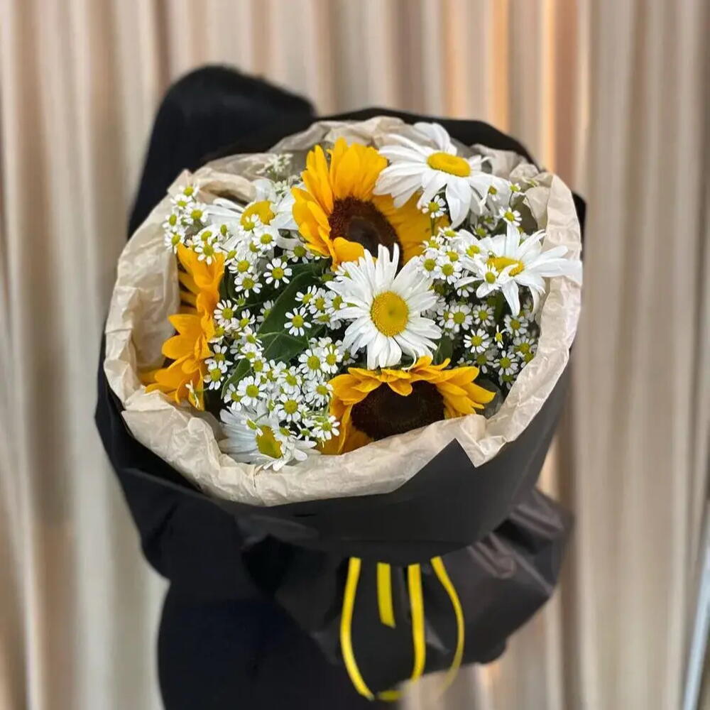 Стильный букет с подсолнухами, ромашками и матрикарией 💛