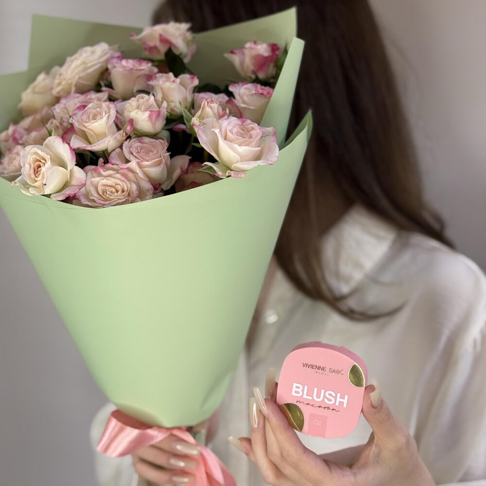 Букет кустовых роз Reflex 5 шт. + подарок от Vivienne Sabo - румяна MACARON
