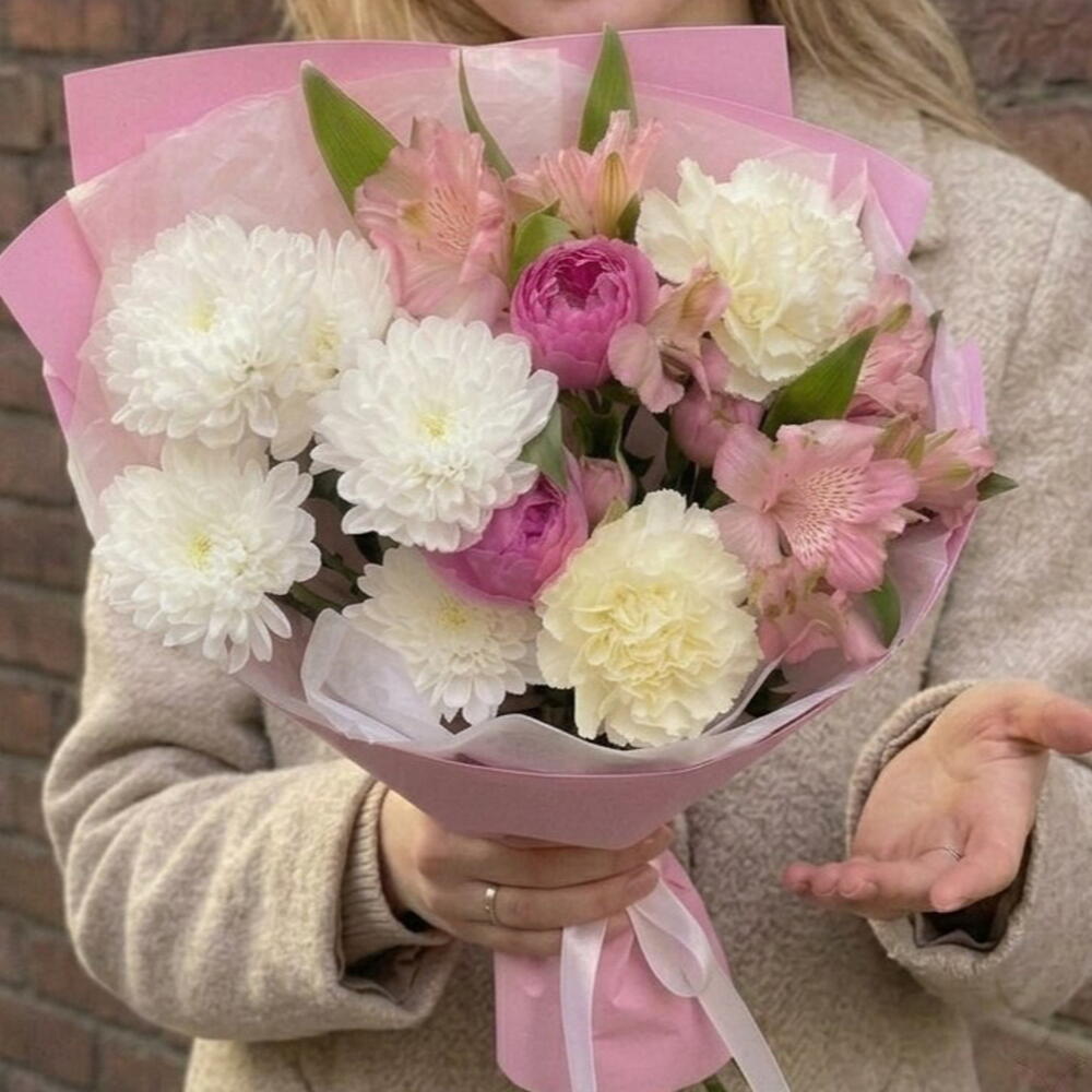Букет из хризантемы, кустовой розой, альстромерии и диантусов💞