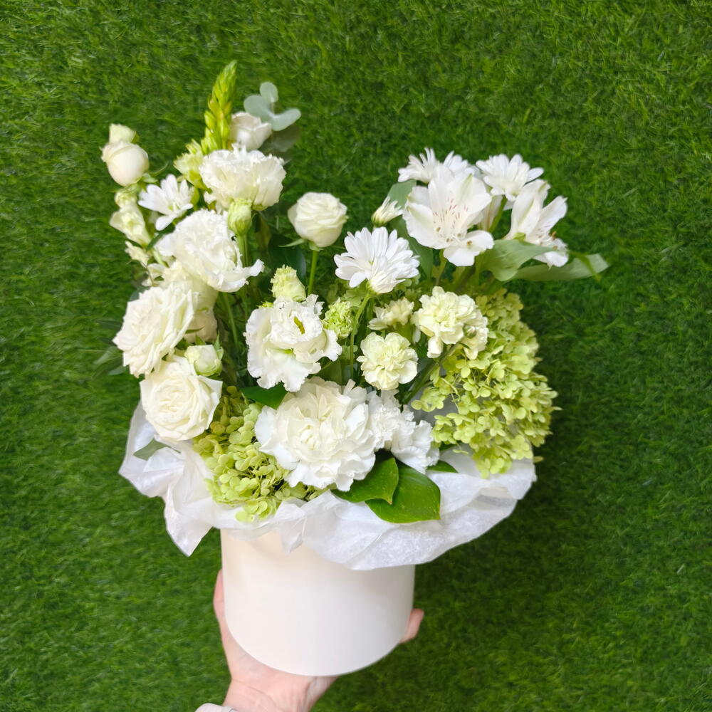 Цветочная композиция в шляпной коробке🤍🌿