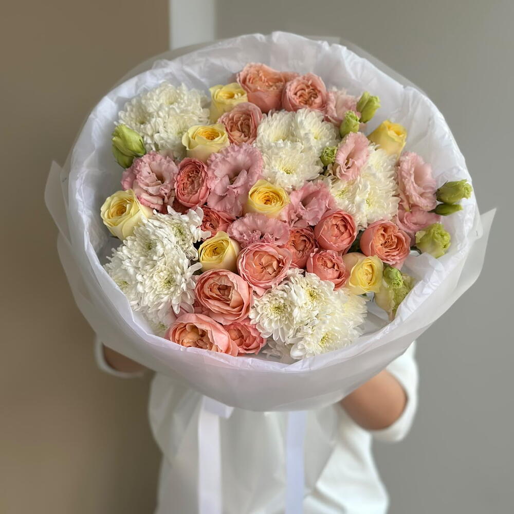 Прекрасный букет из кустовых/классических роз хризантем и эустом