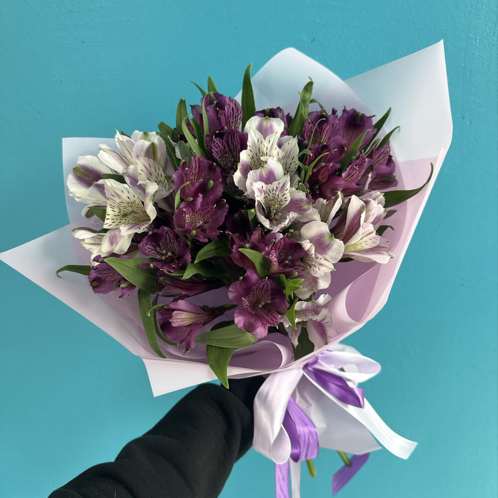 Фиолетовые и белые альстромерии 💜