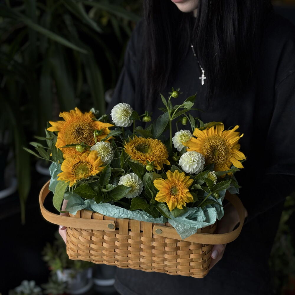 Корзина с подсолнухами