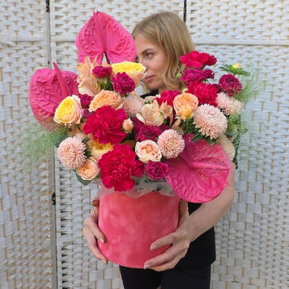 Pink mood (пионовидные розы, гвоздики, астры, антуриум в бархатной коробке)