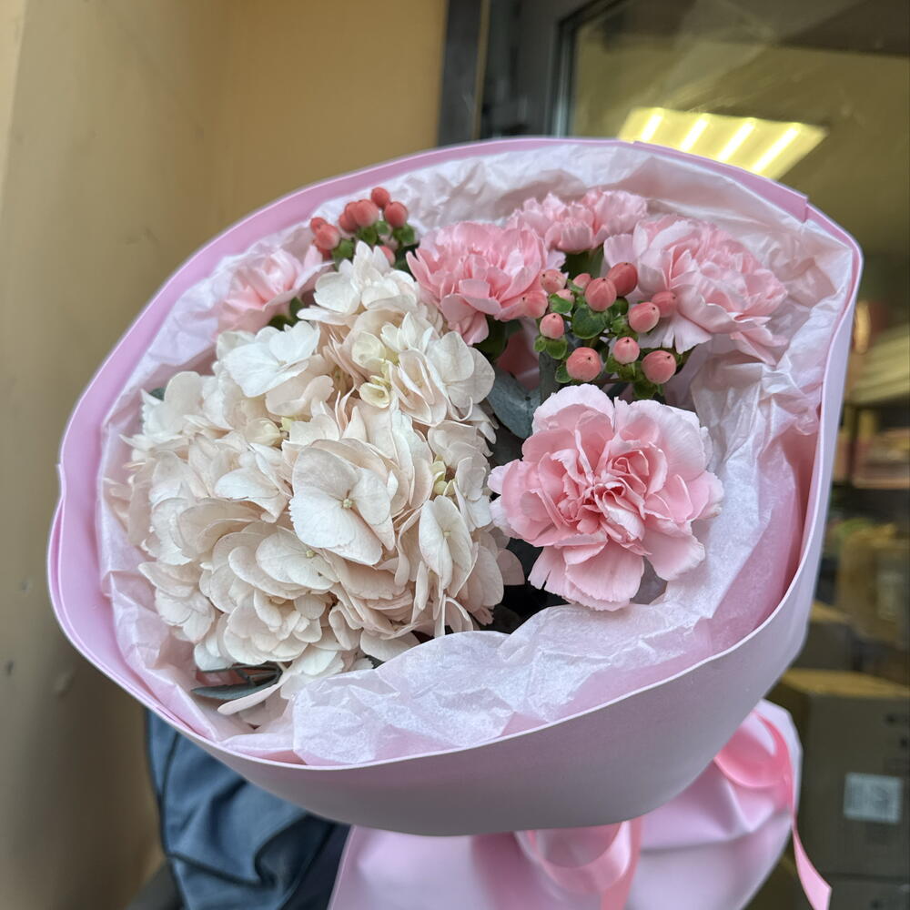 Ягодный букет 🍓 "Нежный шёпот" в составе гортензия, гиперикум PINK, диантусы