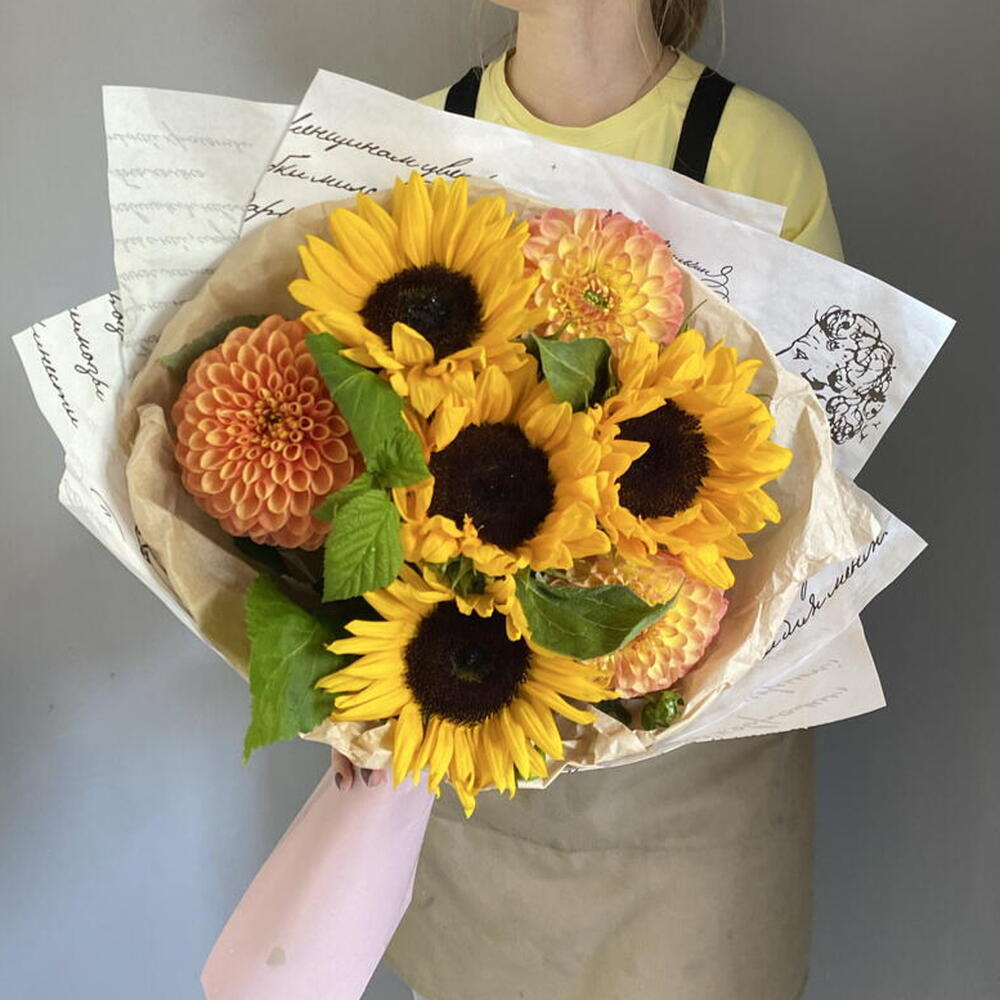 Тёплая осень🌻🍁букет из подсолнухов и георгин с листьями малины