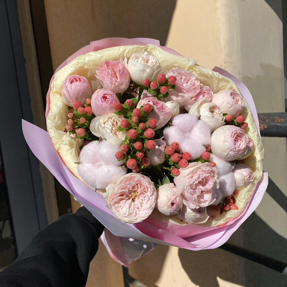 Букет кругляш 🍰 «сладкая вата» в составе кустовая Роза MAINSFIELD, хлопок, гиперикум