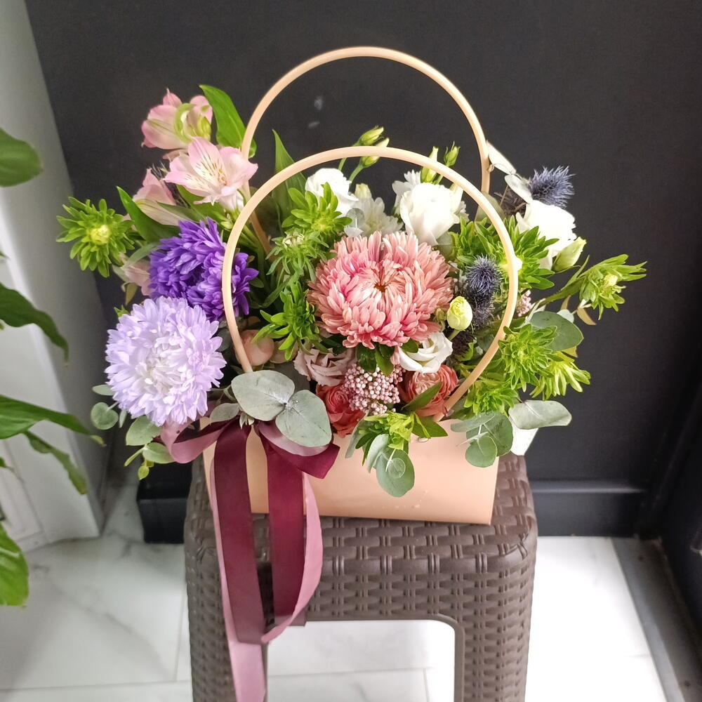 Композиция в сумочке астра, эустома, альстромерия, эвкалипт, хризантема