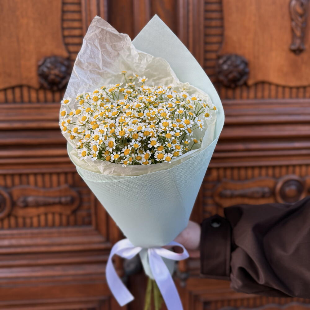Букет авторский «Любит — не любит💛» с 15 ромашками матрикария