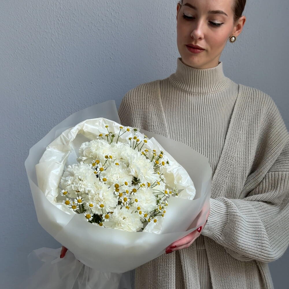 Диантусы белые с ромашкой