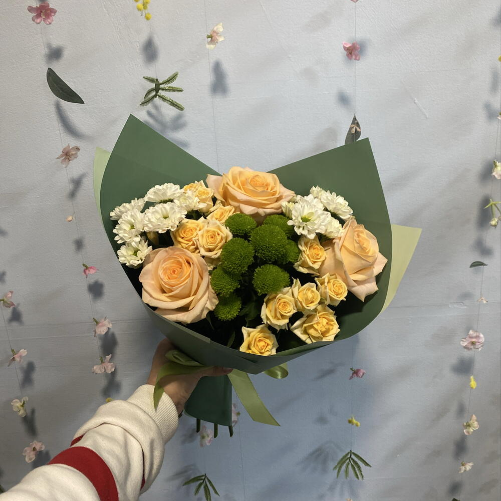 Букет хризантем и розами