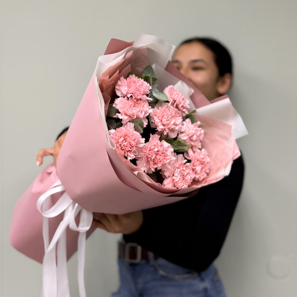 🌸 «Пушистое облако: 9 розовых диантусов с эвкалиптом в матовой нежной упаковке» 🌿