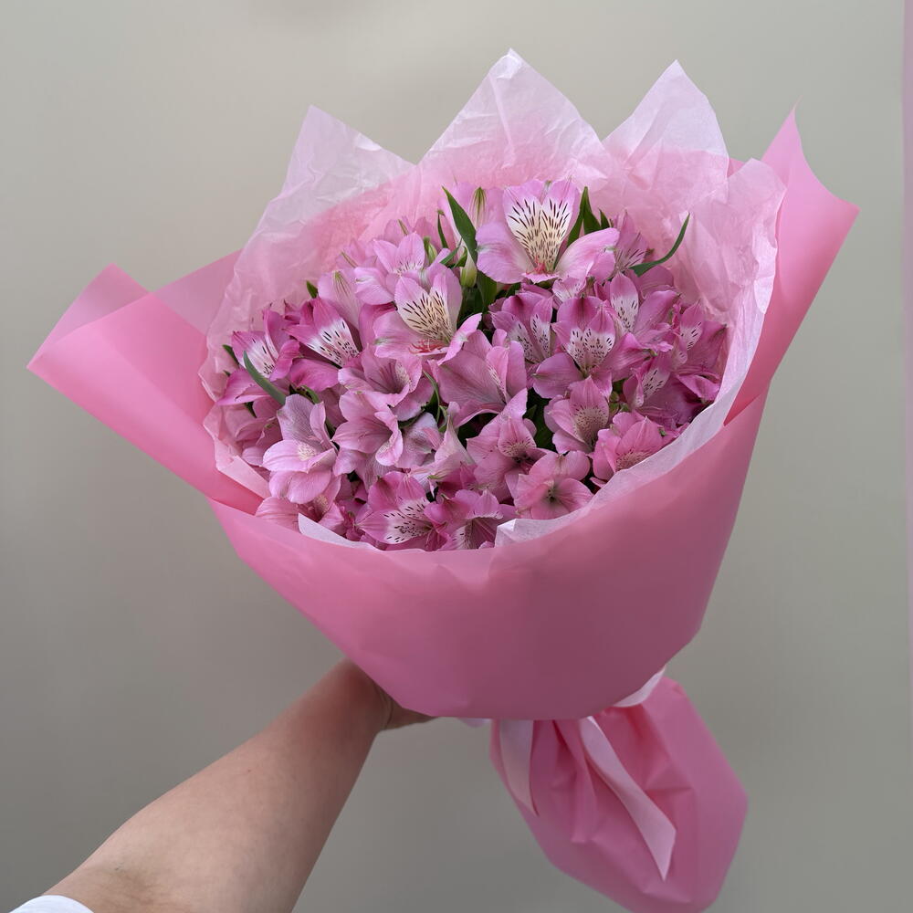 Букет-комплимент из розовых альстромерий 💐