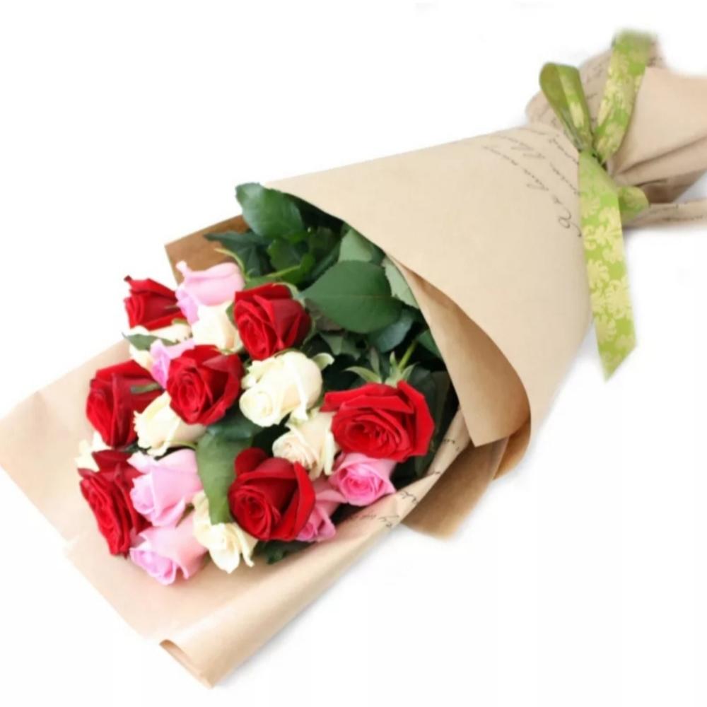 Оформление букета в бумагу. Упаковка цветов в бумагу. Розы в красивой упаковке. Красивая упаковка букета. Букет в крафтовой бумаге.