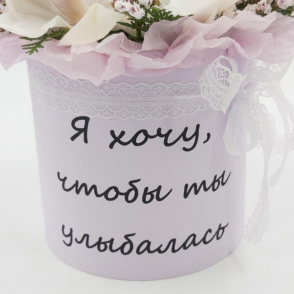 Белые орхидеи в коробке